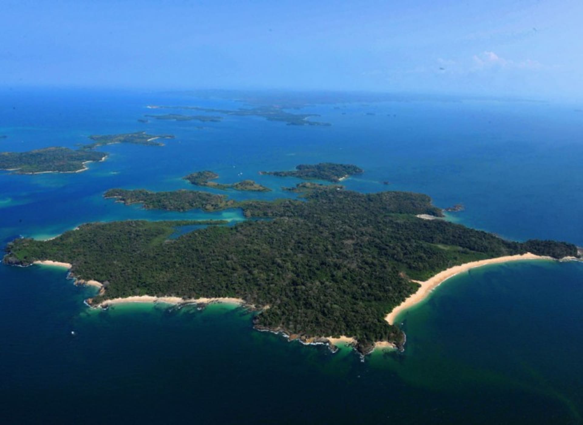 An island off the coast. Остров Рей Панама. Остров 10000 км2. Площади островов. Остров 10 кв км.