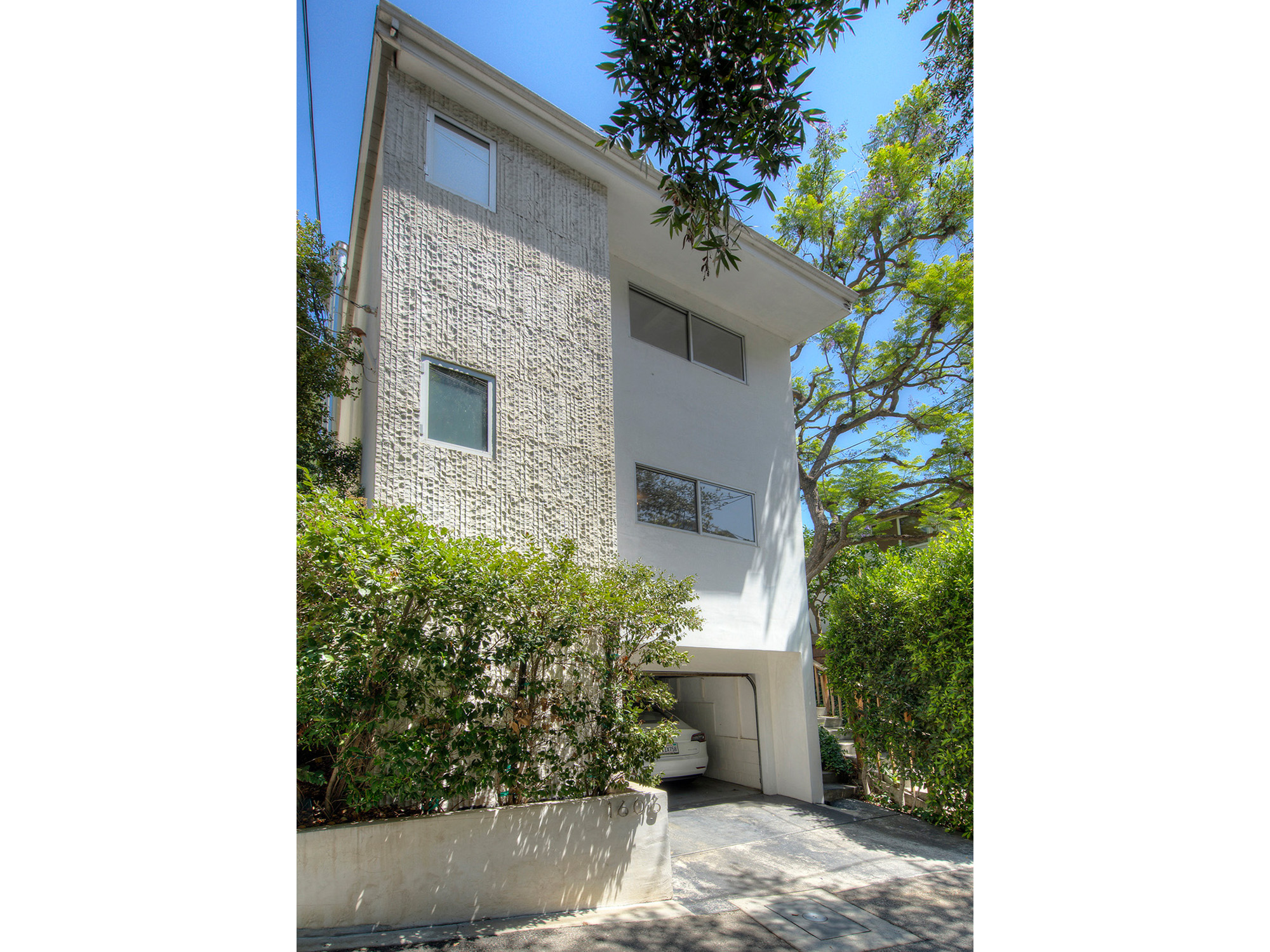 listing-img