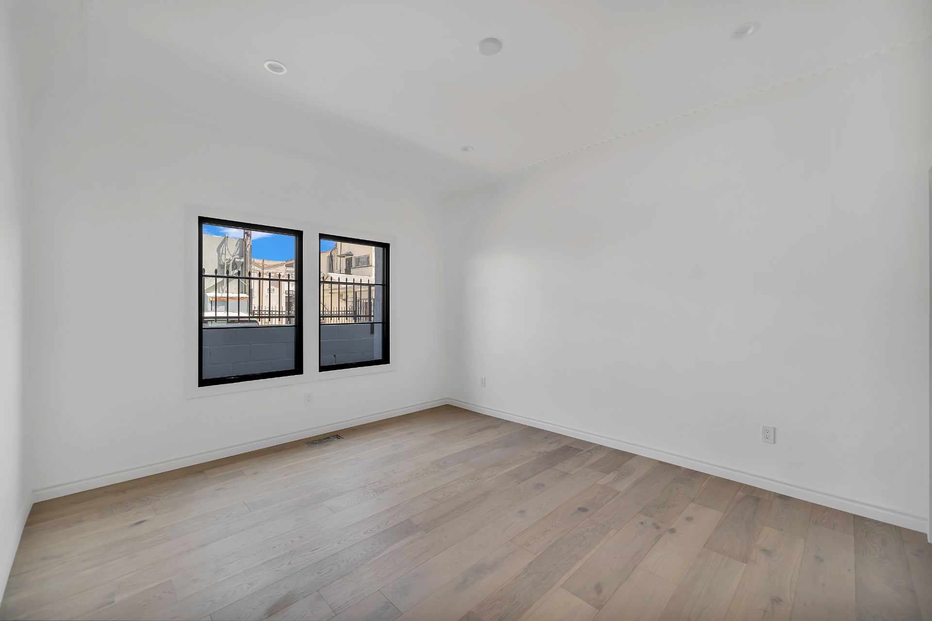 listing-img