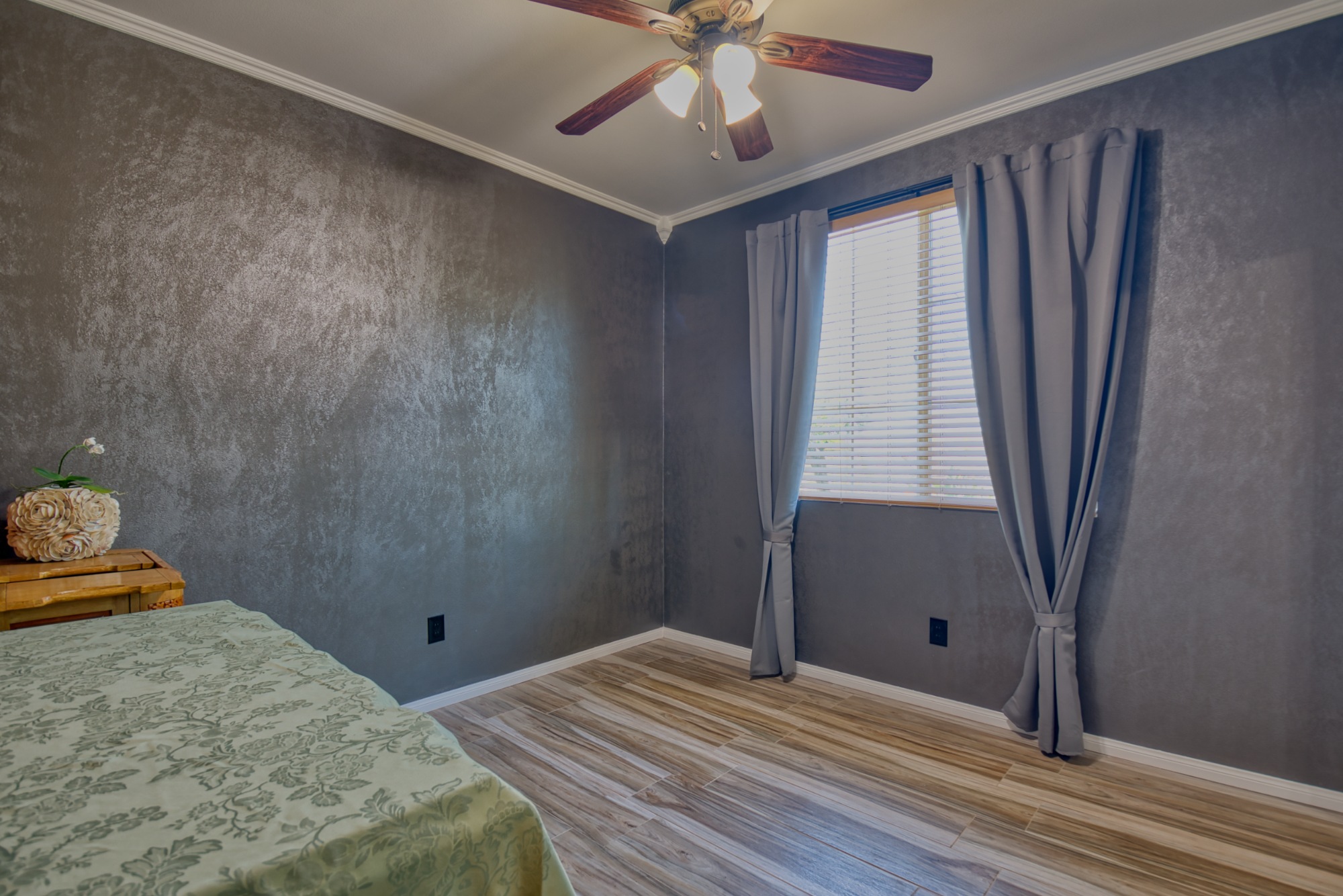 listing-img